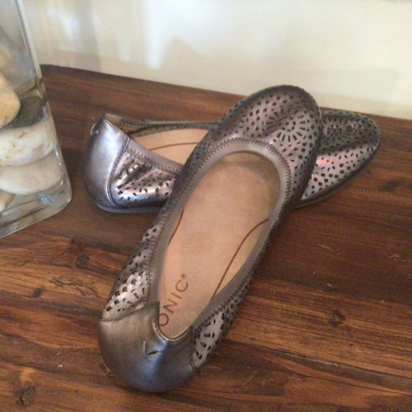 Vionic  Robyn  Perforated Pewter Metallic Leather   Ballet  Flats, Size  6.5 - Picture 5 of 9